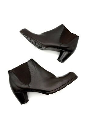 Stuart Weitzman Brown Leather Chelsea Boot Heel 6.5